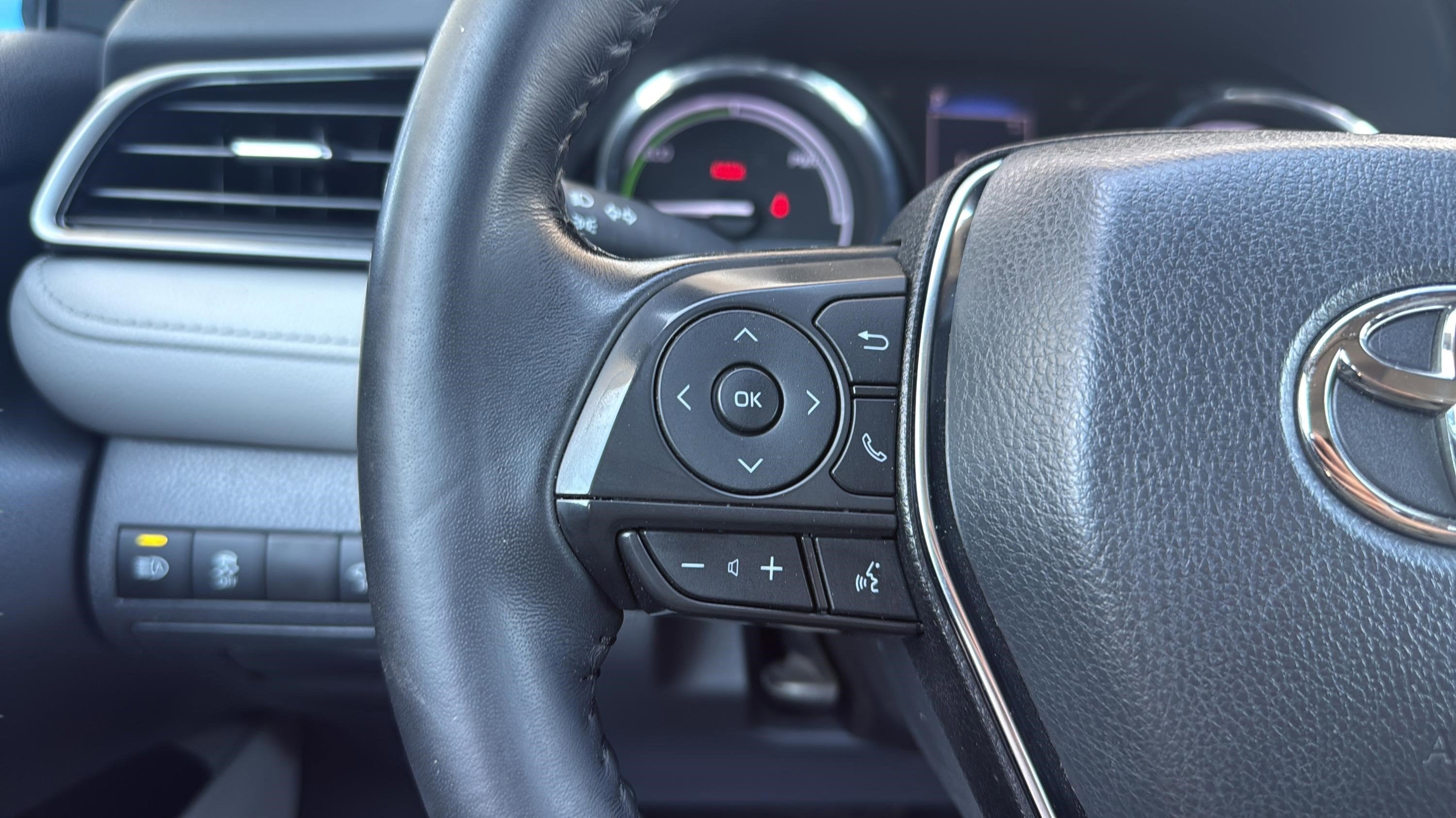 2020 Toyota Camry Hybrid SE