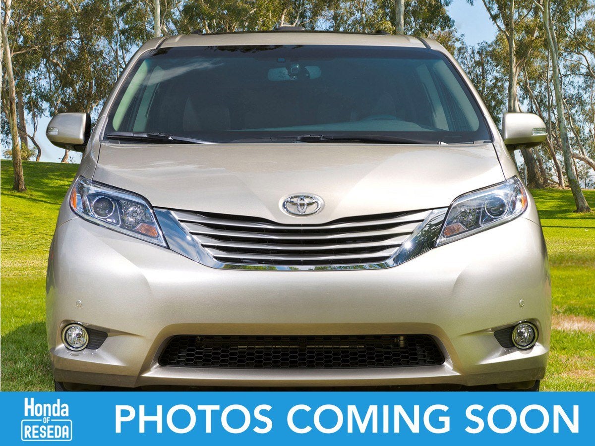 2017 Toyota Sienna XLE V6 7-Passenger Access Seat's photo